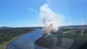 Incendio-de-grandes-proporcoes-atinge-parque-ao-lado-do-mar-e-mobiliza-helicoptero-em-SC-2