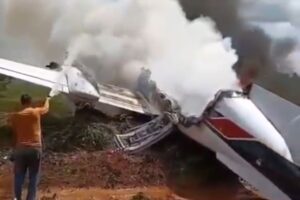 aviao-tem-pane-e-pega-fogo-apos-pouso-forcado